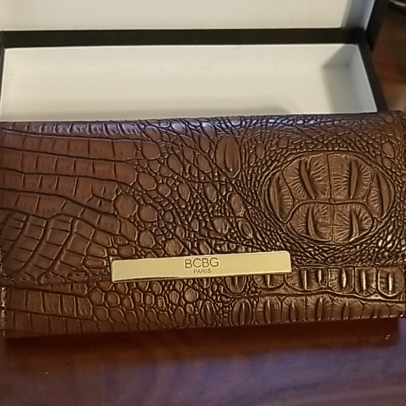 BCBG PARIS Tri-Fold Wallet - Boxed - Picture 9 of 13